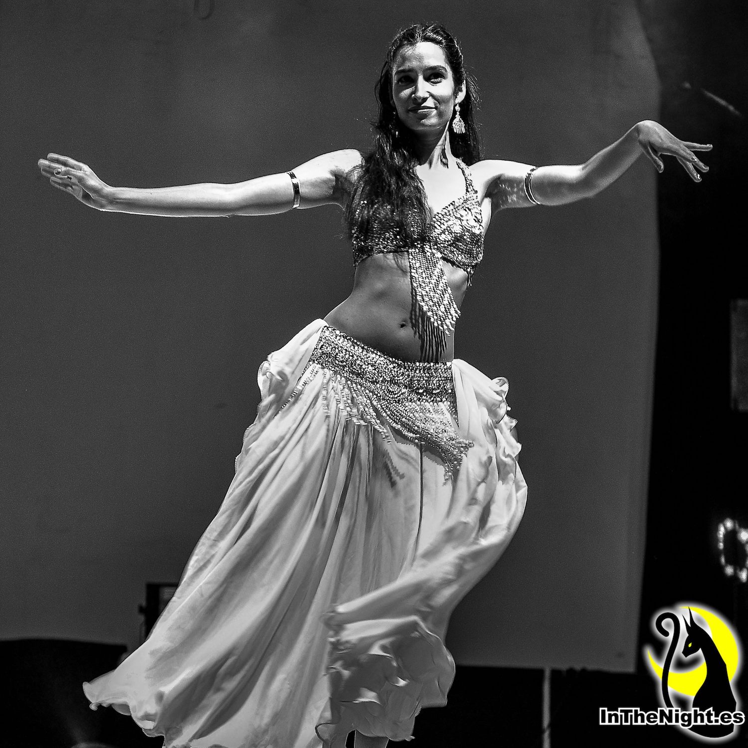 Foto en blanco y negro de Miren bailando danza oriental en el congreso Bizkaisalsa