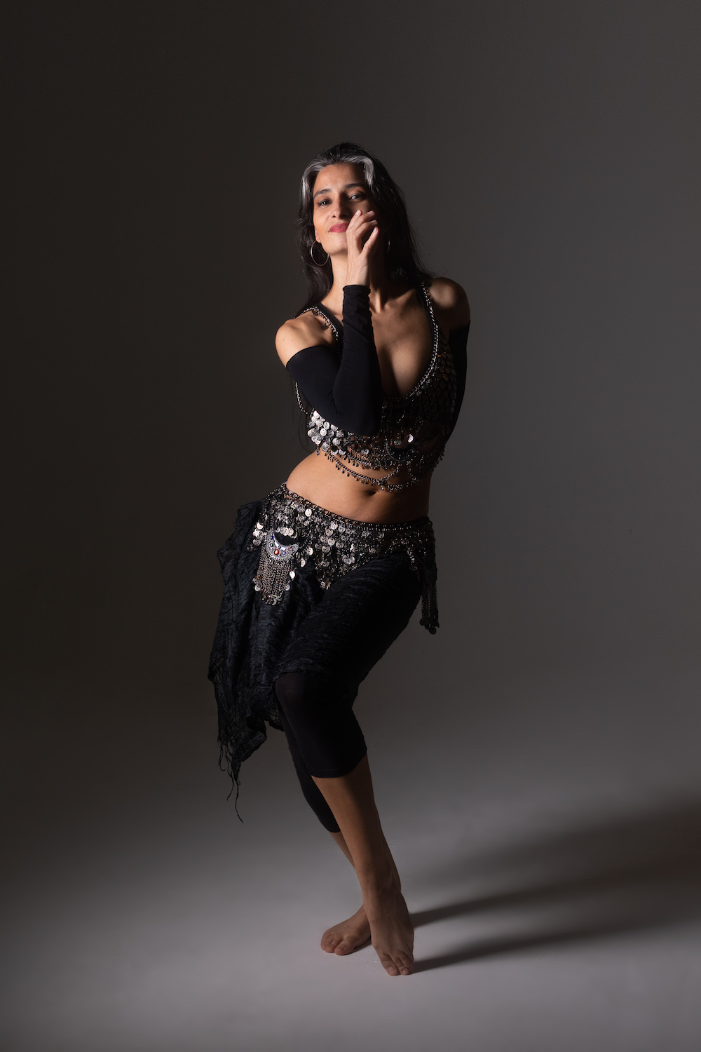 Bailarina de tribal fusion posando en un estudio